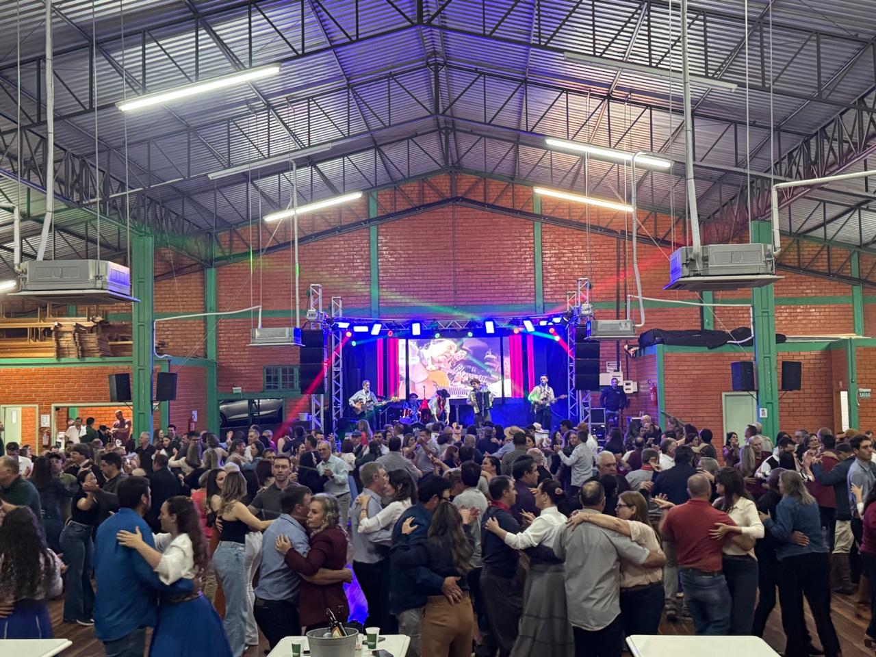 Sulcredi promove tradicional baile 
