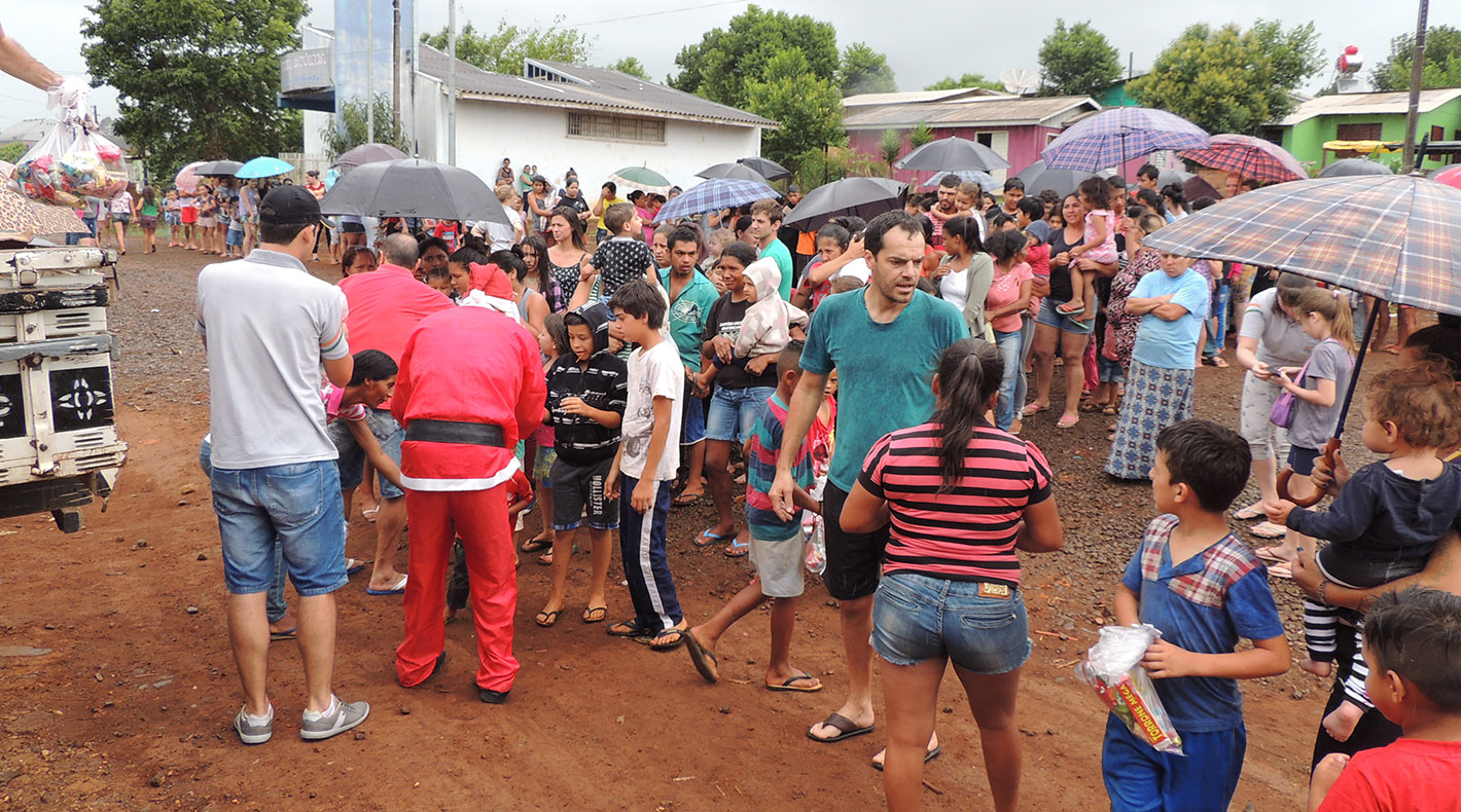 Sulcredi realiza Natal Solidário e distribui presentes para crianças