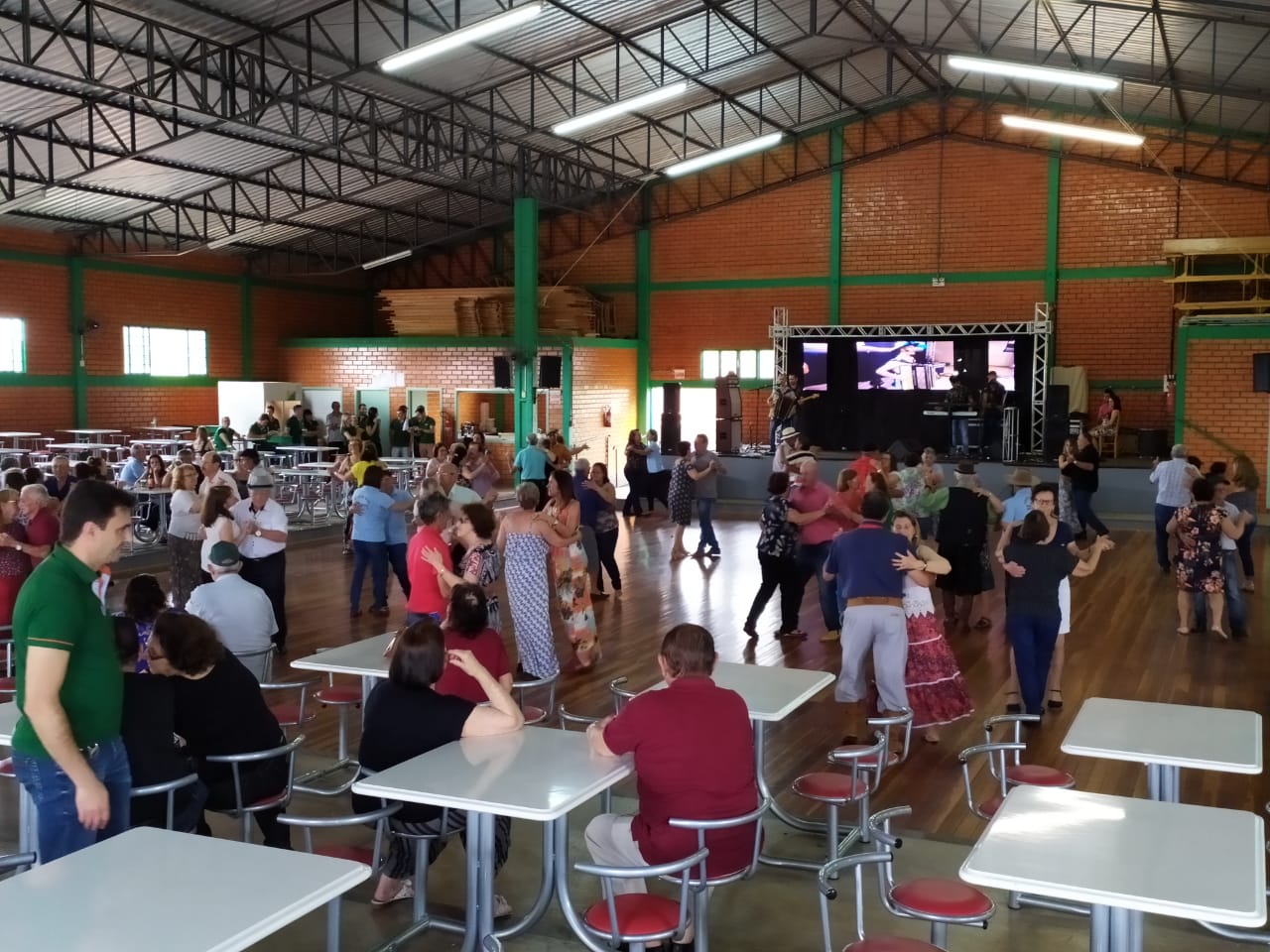 Sulcredi homenageia idosos com muita diversão