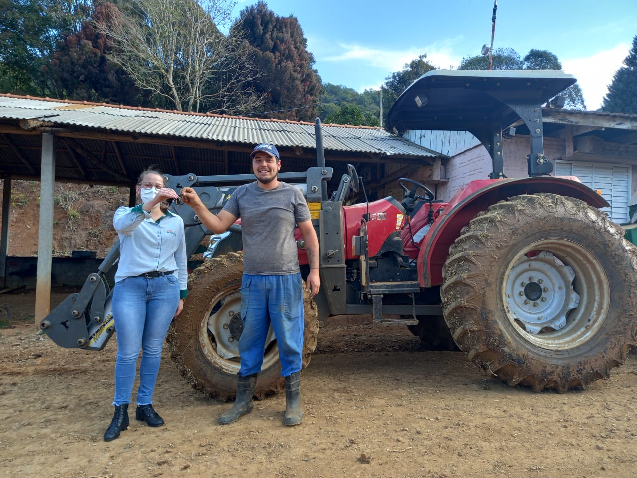 Sulcredi entrega equipamento financiado a produtor rural