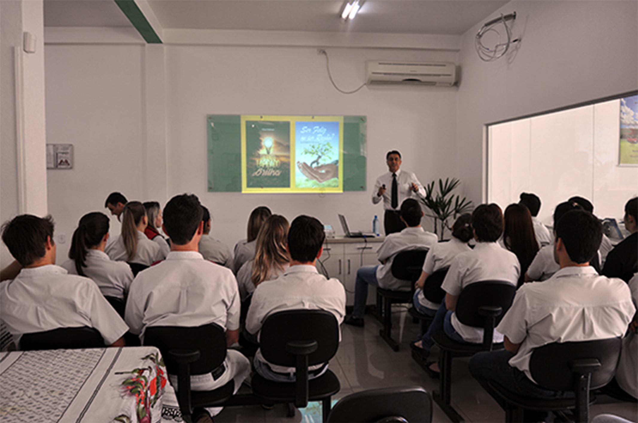 Colaboradores da Sulcredi participam de palestra motivacional