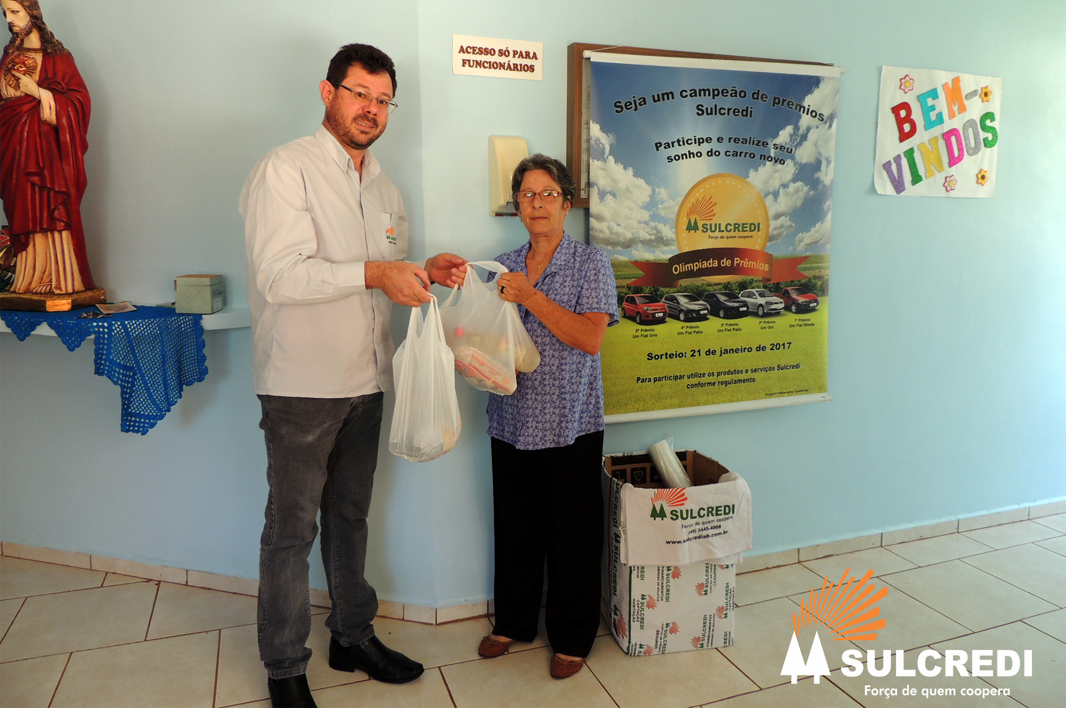Sulcredi entrega alimentos no Lar do Idoso